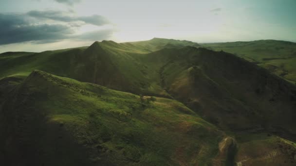 Montañas del Cáucaso épicas colinas de vuelo y valle georgiano belleza naturaleza georgia animales waterwall drone 4k — Vídeos de Stock