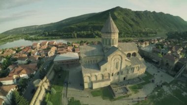Mtsheta kale kilise Kafkas Dağları nehir beyaz güzellik doğa Gürcistan hayvanlar waterwall dron 4k