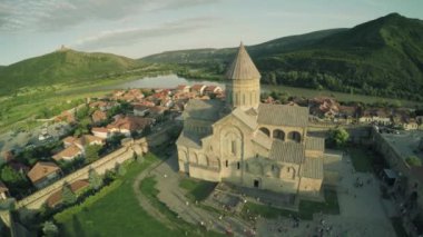 Mtsheta kale kilise Kafkas Dağları nehir beyaz güzellik doğa Gürcistan hayvanlar waterwall dron 4k