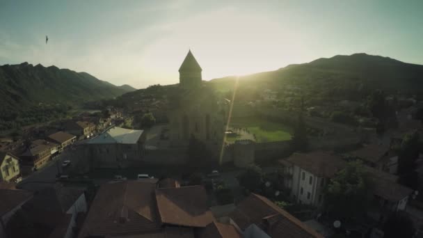 Mtskheta castelo igreja Cáucaso montanhas rio caucasiano beleza natureza georgia animais waterwall drone 4k — Vídeo de Stock