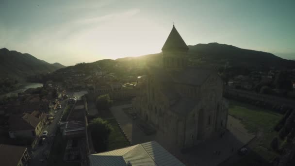 Mtscheta Kasteel Kerk Caucasus mountains rivier Kaukasische schoonheid natuur Georgië dieren waterwall drone 4k — Stockvideo