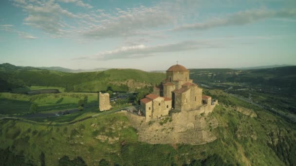 Castillo de Mtskheta iglesia montañas del Cáucaso río caucásico belleza naturaleza georgia animales waterwall drone 4k — Vídeo de stock