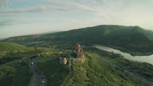 Kościół Zamkowy Mccheta Kaukazu Góry rzeki kaukaski kobiece piękno przyrody Gruzji zwierząt waterwall drone 4k — Wideo stockowe