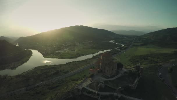 Mtsheta kale kilise Kafkas Dağları nehir beyaz güzellik doğa Gürcistan hayvanlar waterwall dron 4k — Stok video