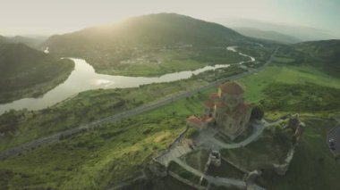 Mtsheta kale kilise Kafkas Dağları nehir beyaz güzellik doğa Gürcistan hayvanlar waterwall dron 4k