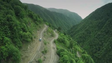 Enduro yolculuk ile suv jeep araba dağlar 4 k robot Kafkas snowly kış aylarında yüksek