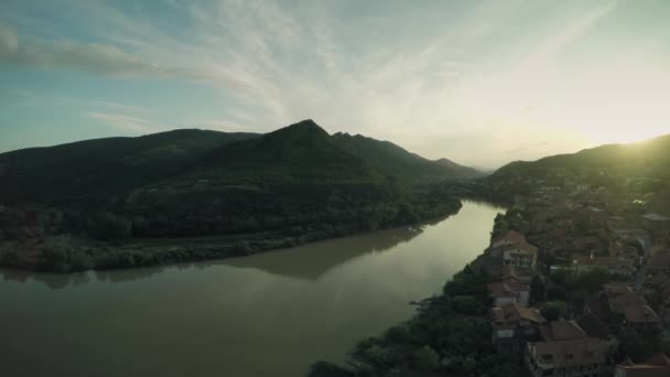 Caucasus mountains rivier Kaukasische schoonheid natuur Georgië dieren waterwall drone 4k — Stockvideo