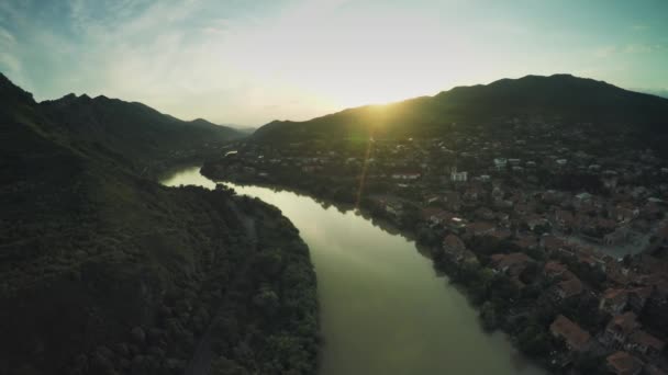 Kościół Zamkowy Mccheta Kaukazu Góry rzeki kaukaski kobiece piękno przyrody Gruzji zwierząt waterwall drone 4k — Wideo stockowe