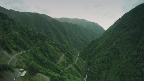 Gefahr Straße Kaukasus Berge epische Flug Hügel kaukasische Schönheit Natur Georgien Tiere Wasserwand Drohne 4k — Stockvideo