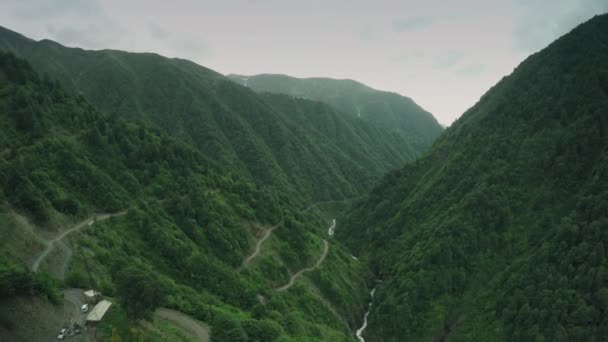 Gevaar weg Kaukasus gebergte epische vlucht hills Kaukasische schoonheid natuur Georgië dieren waterwall drone 4k — Stockvideo