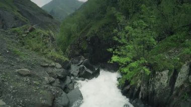 Kafkas Dağları nehir beyaz güzellik doğa Gürcistan hayvanlar waterwall dron 4k