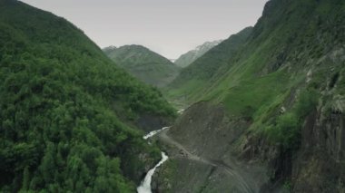 Kafkas Dağları nehir beyaz güzellik doğa Gürcistan hayvanlar waterwall dron 4k
