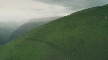 Kafkas Dağları epik uçuş hills beyaz güzellik doğa Gürcistan hayvanlar waterwall dron 4k