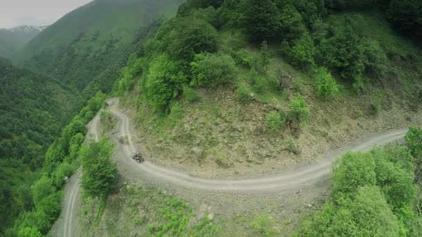 复古旅途与越野车高在高加索高山无人机4k — 图库视频影像