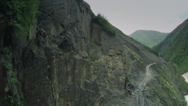 Gevaar weg Kaukasus gebergte epische vlucht hills Kaukasische schoonheid natuur Georgië dieren waterwall drone 4k — Stockvideo