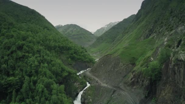 Cáucaso montañas río caucásico belleza naturaleza georgia animales waterwall drone 4k — Vídeos de Stock