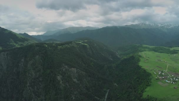 Χωριό σε λόφους βουνά Καύκασου επική πτήσης και γεωργιανό κοιλάδα ομορφιά φύση ΓΕΩΡΓΙΑ ζώα κουρτίνας κηφήνας 4k — Αρχείο Βίντεο