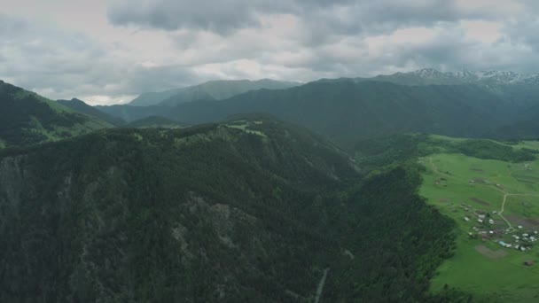 Kafkas Dağları epik uçuş tepeler ve Gürcü Vadisi güzellik doğa köyde Gürcistan hayvanlar waterwall dron 4k — Stok video