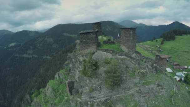 Omalo Köyü ve gözetleme kuleleri Kafkas Dağları epik yılında uçuş tepeler ve Gürcü Vadisi güzellik doğa Gürcistan hayvanlar waterwall dron 4k — Stok video