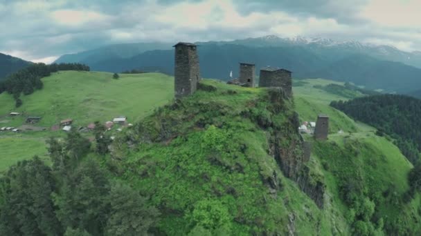 Omalo Köyü ve gözetleme kuleleri Kafkas Dağları epik yılında uçuş tepeler ve Gürcü Vadisi güzellik doğa Gürcistan hayvanlar waterwall dron 4k — Stok video