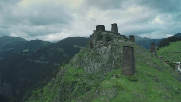 Omalo Köyü ve gözetleme kuleleri Kafkas Dağları epik yılında uçuş tepeler ve Gürcü Vadisi güzellik doğa Gürcistan hayvanlar waterwall dron 4k — Stok video