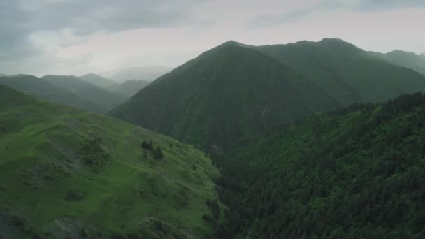 Cáucaso montanhas épico voo colinas caucasiano beleza natureza georgia animais waterwall drone 4k — Vídeo de Stock
