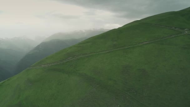 Caucasus mountains epische vlucht hills Kaukasische schoonheid natuur Georgië dieren waterwall drone 4k — Stockvideo