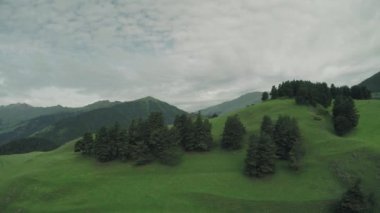 Kafkas Dağları epik uçuş hills beyaz güzellik doğa Gürcistan hayvanlar waterwall dron 4k