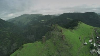 Omalo Köyü ve gözetleme kuleleri Kafkas Dağları epik yılında uçuş tepeler ve Gürcü Vadisi güzellik doğa Gürcistan hayvanlar waterwall dron 4k