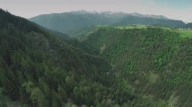 Kafkas Dağları epik uçuş hills beyaz güzellik doğa Gürcistan hayvanlar waterwall dron 4k