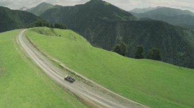 Enduro yolculuk adamcağız araba beyaz yüksek dağlar dron 4 k yüksek ile