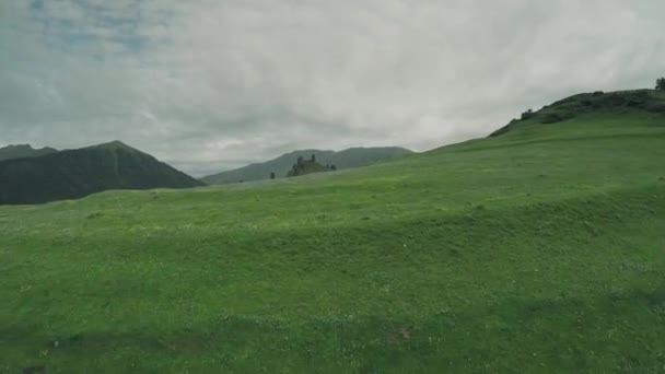 Omalo Village y torres de vigilancia en las montañas del Cáucaso épicas colinas de vuelo y el valle georgiano belleza naturaleza georgia animales waterwall drone 4k — Vídeos de Stock