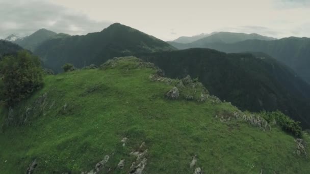 Кавказские горы эпический полет холмов кавказской красоты природа грузия животных водозаборный беспилотник 4k — стоковое видео