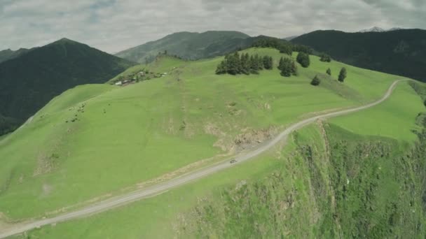 Эндуро путешествие с Багги автомобиль высоко в Кавказских высоких горах беспилотник 4k — стоковое видео
