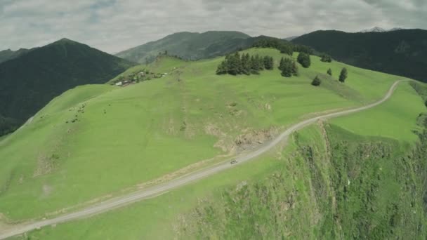 Enduro reis met Buggy auto hoog in de Kaukasische hooggebergte drone 4k — Stockvideo