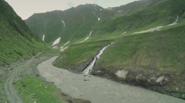 Kafkas Dağları nehir beyaz güzellik doğa Gürcistan hayvanlar waterwall dron 4k