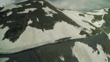 Enduro yolculuk adamcağız araba dağlar 4 k robot Kafkas snowly kışın yüksek ile