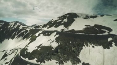 Kafkas Dağları nehir ve kar hills beyaz güzellik doğa Gürcistan hayvanlar waterwall dron 4k