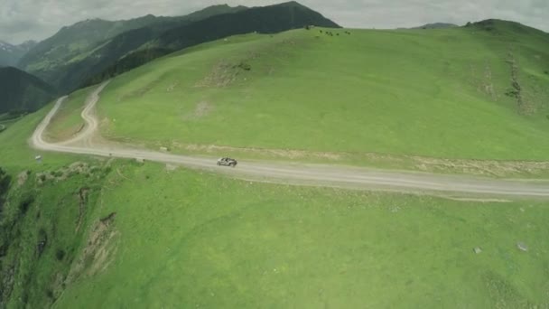 Enduro-Reise mit Buggy-Auto hoch im kaukasischen Hochgebirge Drohne 4k — Stockvideo