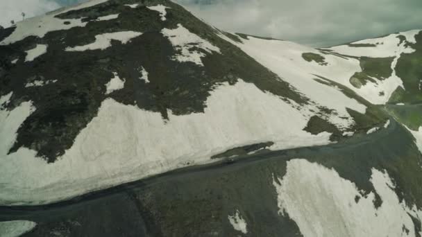 Эндуро путешествие с Багги автомобиль высоко в Кавказских снежных зимних горах беспилотник 4k — стоковое видео