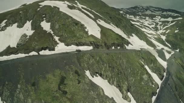 Enduro resan med Buggy bil hög vintertid kaukasiska snowly bergen drone 4k — Stockvideo