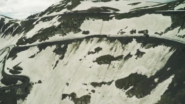 Viaje de enduro con coche Buggy alto en el caucásico nevado invierno montañas drone 4k — Vídeo de stock