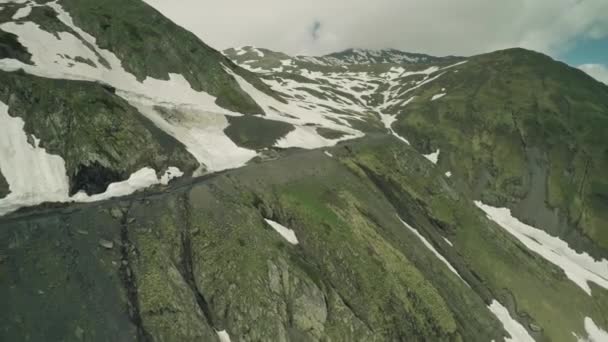 Cáucaso montanhas rio e neve colinas caucasiano beleza natureza georgia animais waterwall drone 4k — Vídeo de Stock