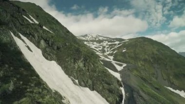 Kafkas Dağları nehir ve kar hills beyaz güzellik doğa Gürcistan hayvanlar waterwall dron 4k