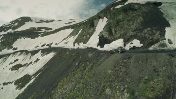 复古旅行与 suv 吉普车高在高加索 snowly 冬山无人机4k — 图库视频影像