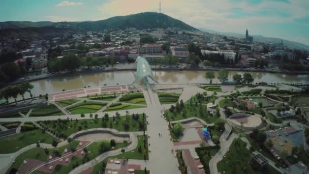 Tbilisi stad centrum drone vlucht 4k kasteel stadskerk stad en de oude stad rivier Georgische schoonheid — Stockvideo