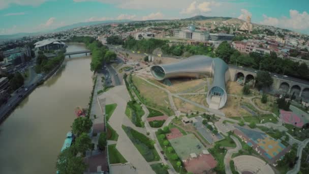 Tbilisi centro città drone volo 4k Città castello chiesa verso il basso città e la città vecchia fiume georgiano bellezza — Video Stock