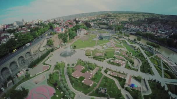 Tbilisi centro de la ciudad drone vuelo 4k Ciudad castillo iglesia abajo de la ciudad y la ciudad vieja río belleza georgiana — Vídeos de Stock