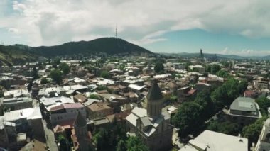 Tbilisi şehir merkezi drone uçuş 4k şehir kale kilise aşağı şehir ve eski şehir Nehri Gürcü Güzellik