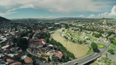 Tbilisi şehir merkezi drone uçuş 4k şehir kale kilise aşağı şehir ve eski şehir Nehri Gürcü Güzellik